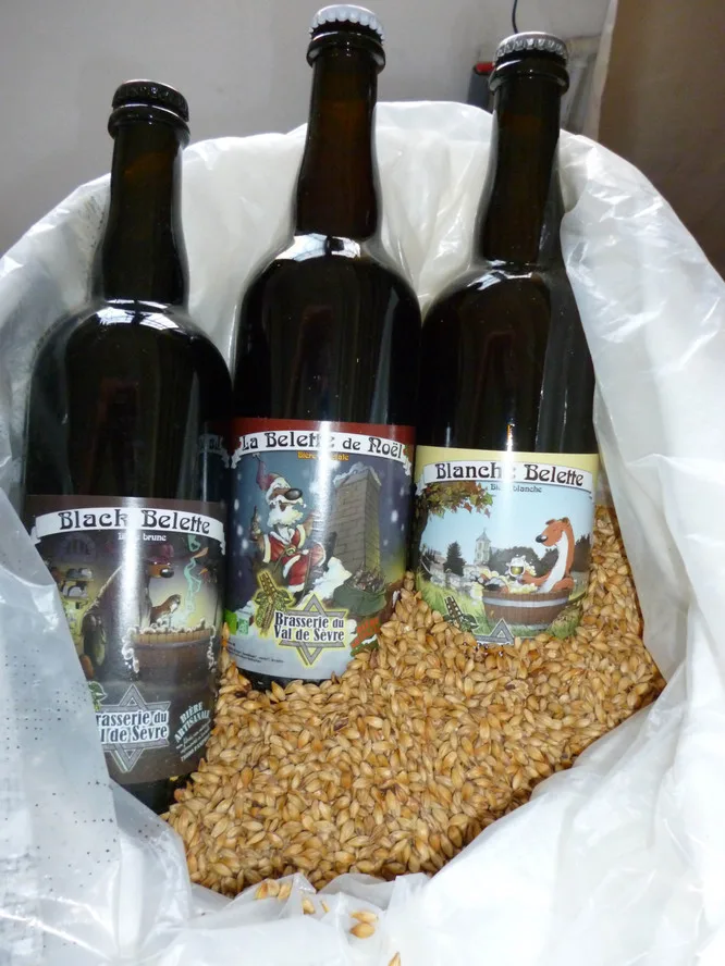 Bouteilles de bière La Belette posées sur un sac d'orge maltée