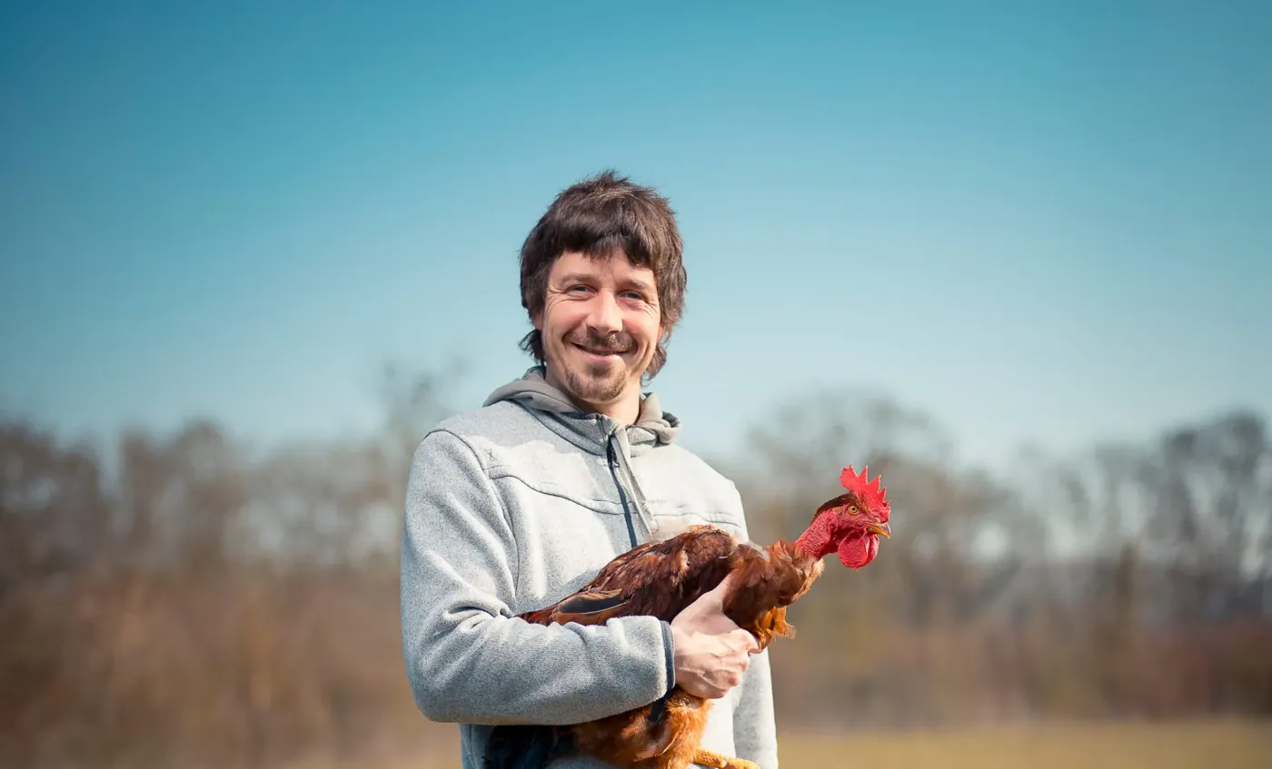 Asier Huder, de Cocottes et Griottes, avec une de ses poules