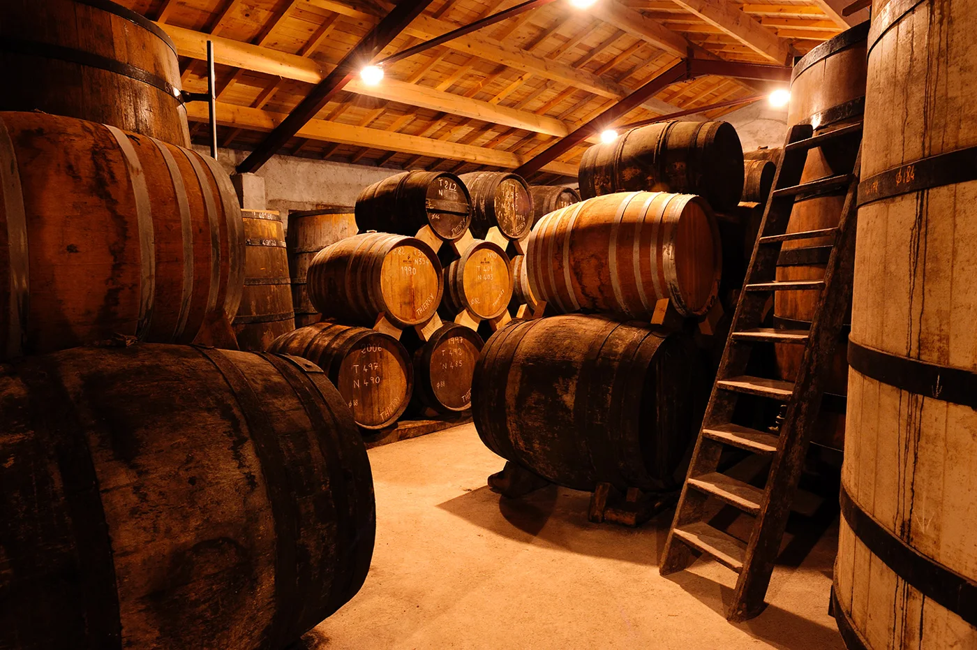 Le chai à barriques du Domaine des Claires