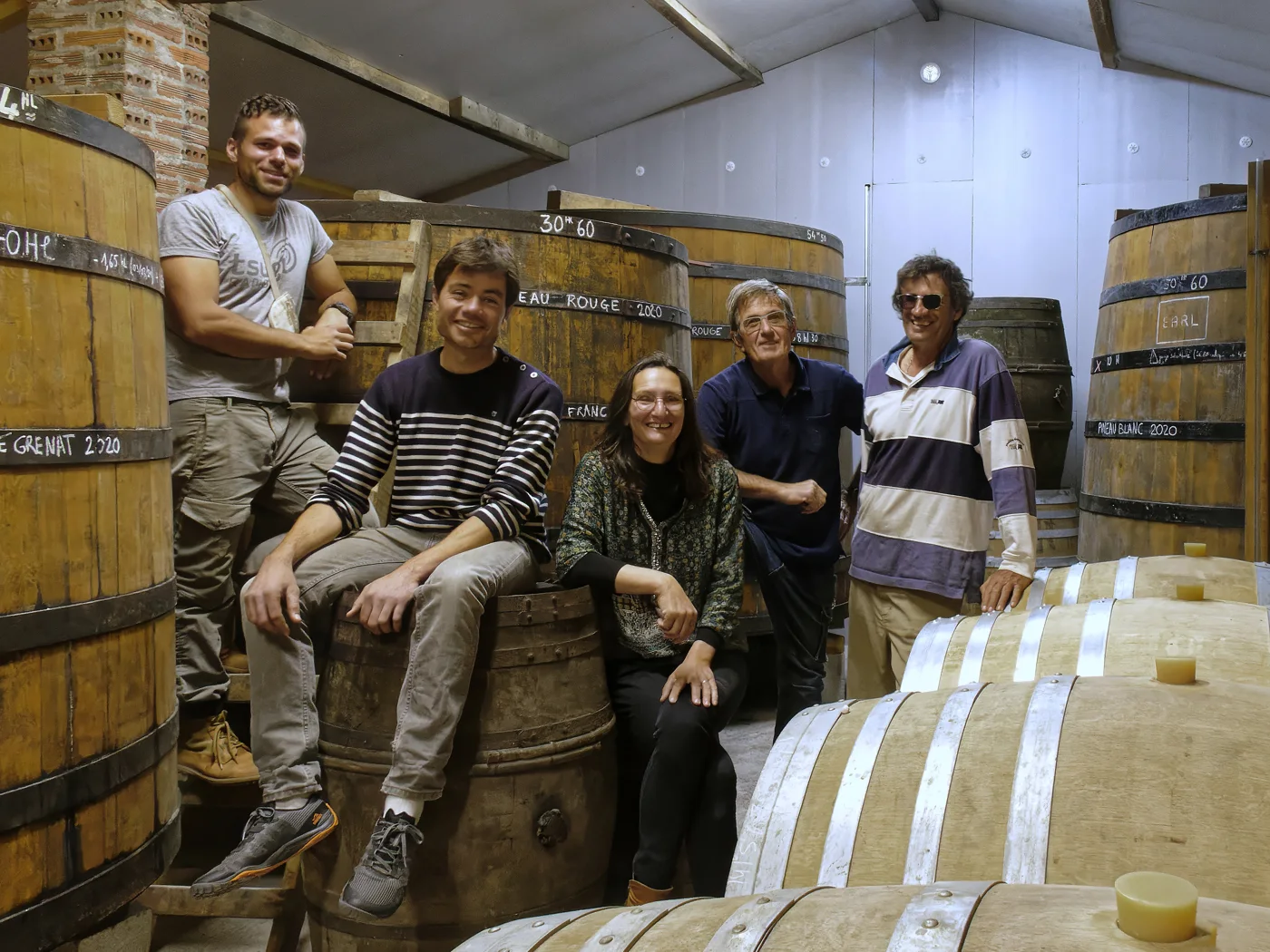 La famille du Domaine des Claires dans son chai à Arvert