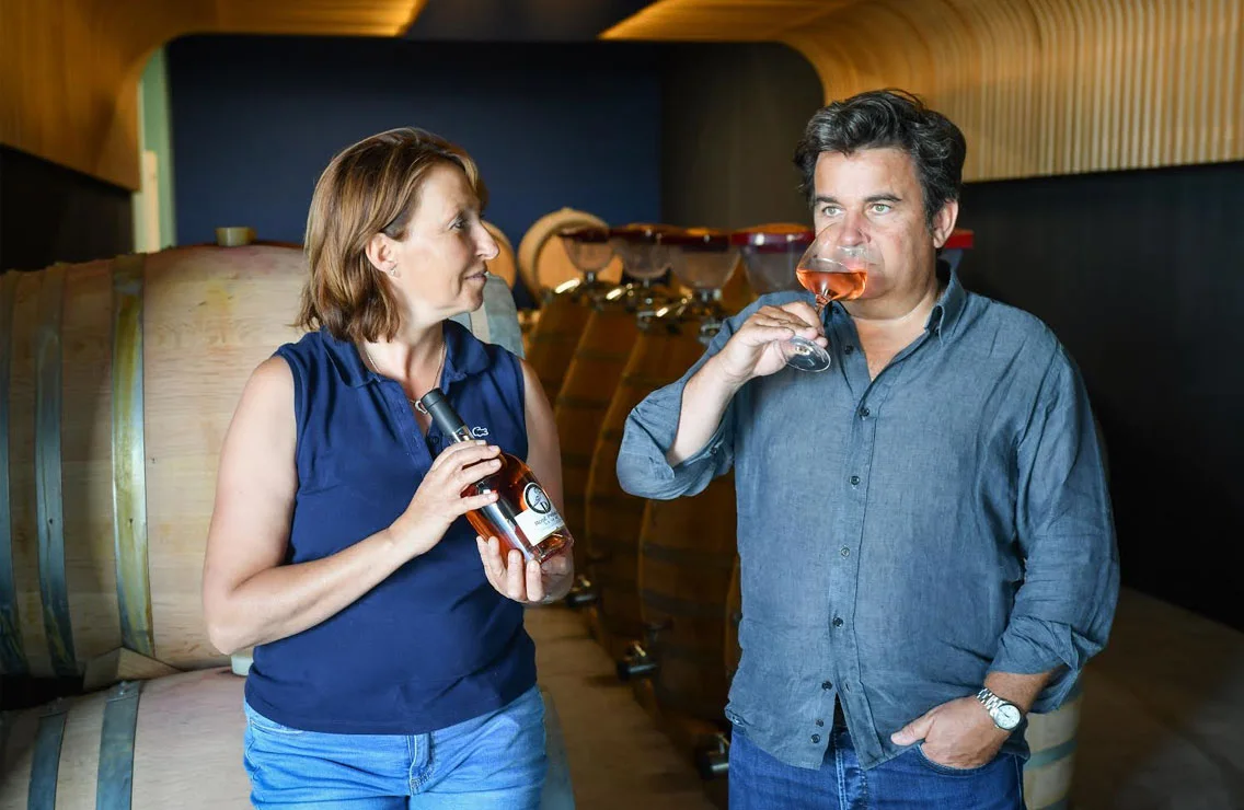 Elisabeth et Jean-Philippe Pelletier dégustent leur vin dans leur chai