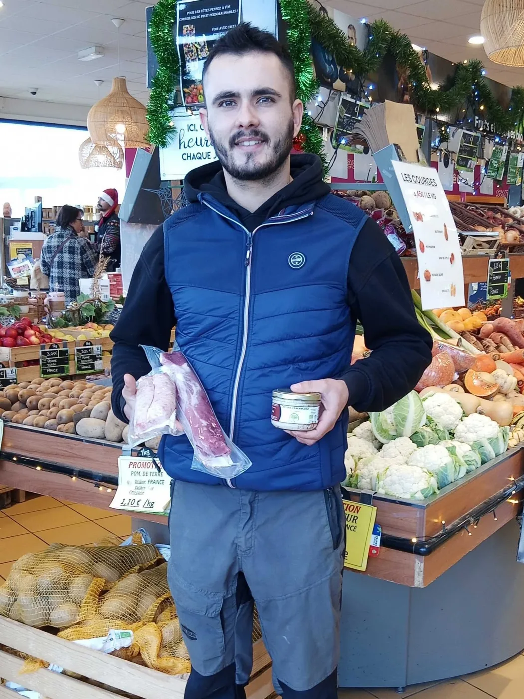 Un associé de la Ferme des Sens avec sa viande de porc bio, dans un magasin Colibri