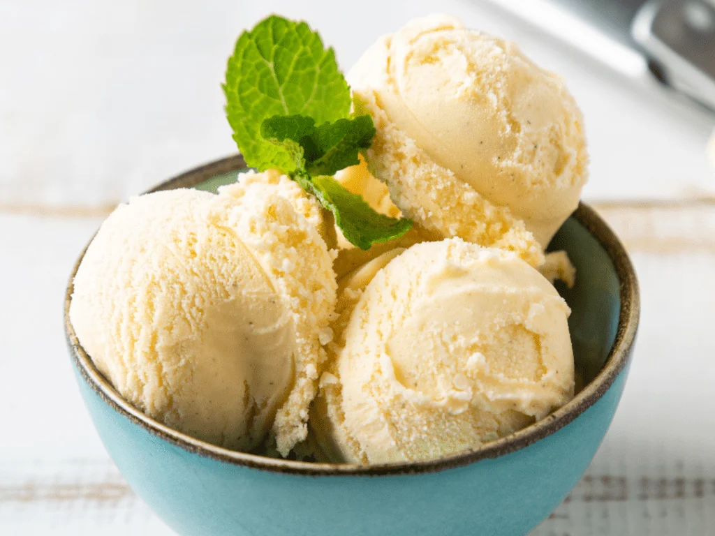 Une coupe de crème glacée vanille bio des Glaces de Pauline