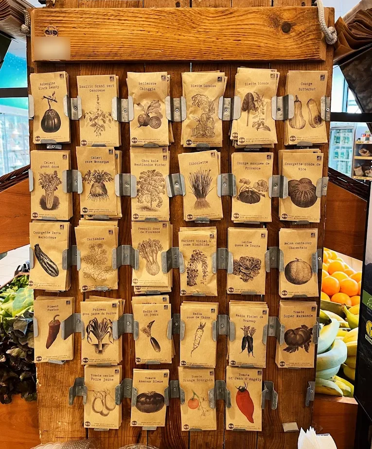 Le présentoir de sachets de graines bio Graines de Troc dans un magasin Colibri