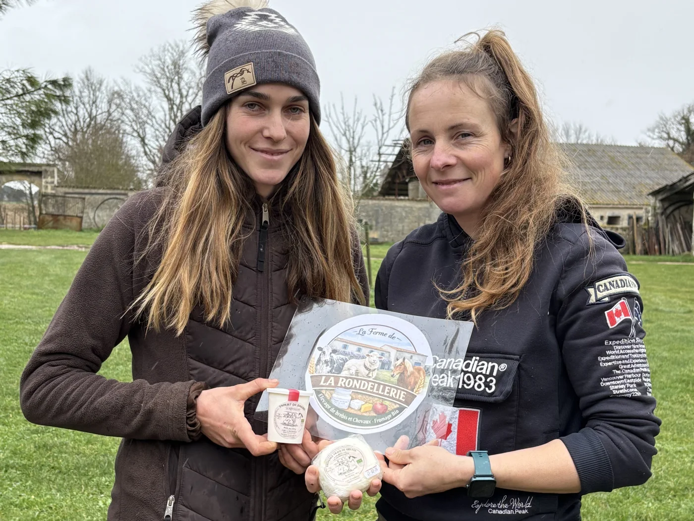 Laury et Juliette, de La Rondellerie, avec leurs fromages de brebis bio